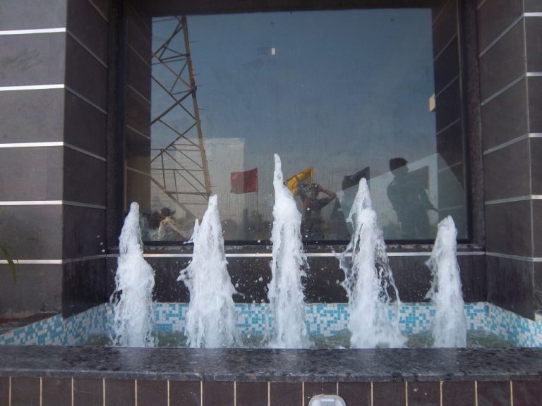 Foaming Fountains